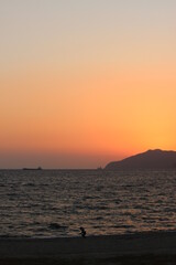 Naklejka premium SDGs自然と地球の輝き！！山口県光市虹ヶ浜海水浴場のオレンジ色の夕暮れと瀬戸内海の風景