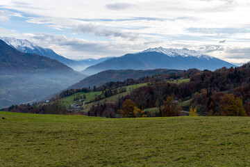 Paysage de montagne dans le Parc Naturel R&eacute;gional des Bauges en Savoie en France &agrave; l'automne