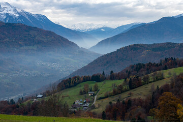 Fototapeta na wymiar Paysage de montagne dans le Parc Naturel Régional des Bauges en Savoie en France à l'automne