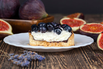 tartlet with cream and blueberries