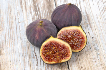 figues fraîches sur fond de bois