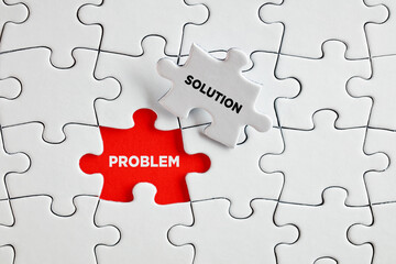 Problem and solution words on the missing puzzle pieces. To find a solution for a problem - obrazy, fototapety, plakaty