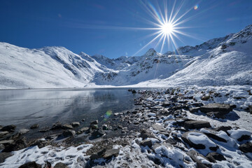 Fototapeta na wymiar beautiful scenery of the snowy lake