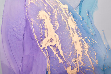 Naklejka premium Luxury abstract background in alcohol ink technique, purple gold liquid painting, scattered acrylic blobs and swirling stains, printed materials
