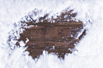 白い雪かきの跡、木質感のある背景フレーム