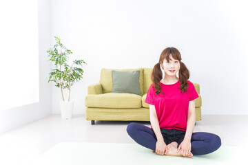 ヨガをする女性