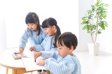 Fototapeta premium 幼稚園でお絵かきをする子ども