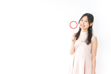 丸印を示す若い女性