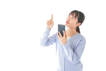 IOT家電をスマホで操作する若い女性