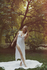 wunderschöne Frau in der City Berlin im Weißen Kleid  erlebt einen digitalen Tag voller Lifestyle und Natur