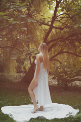 Fototapeta premium wunderschöne Frau in der City Berlin im Weißen Kleid erlebt einen digitalen Tag voller Lifestyle und Natur