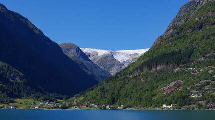 Fototapeta na wymiar Eindrucksvolle Fjordlandschaft mit Bergketten und Fjorden in Norwegen