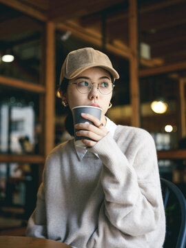 カフェでコーヒーを飲む女性