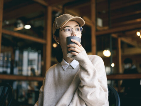 カフェでコーヒーを飲む女性