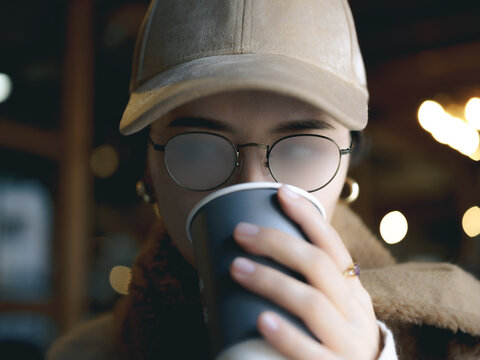温かいコーヒーで曇るメガネ
