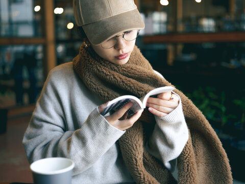 カフェで本を読む女性