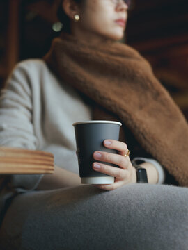 カフェでコーヒーを持つ女性
