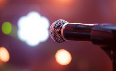 Obraz premium microphone on stage in the rays of light 
