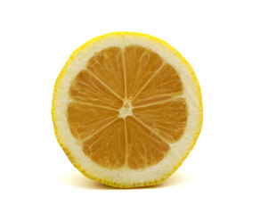 Demi citron de face avec ses quartiers isolé sur fond blanc