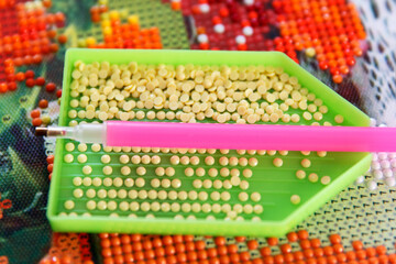 Preparation of container, pen and acrylic rhinestones before the beginning of work