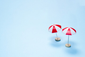 Obraz premium Red umbrella on a blue background.