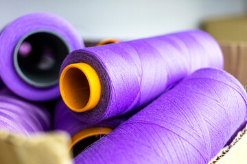 Duże szpule fioletowych profesjonalnych nici. - obrazy, fototapety, plakaty