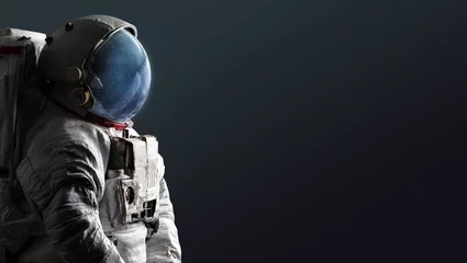 Foto op Plexiglas Astronaut geïsoleerd op donkere achtergrond. Spaceman met ruimte en sterren in helm. Creatief sci-fi ruimtebehang. Elementen van deze afbeelding geleverd door NASA © dimazel