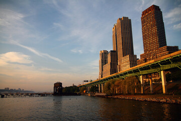 Obraz premium A summer sunset on the highway and skyscrapers over Riverside Park