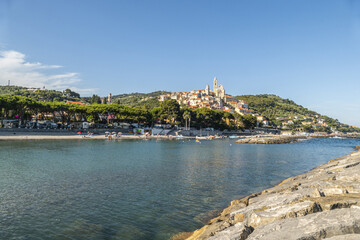 Fototapeta na wymiar Cervo beach with its characteristic rocks and the beautiful town in the background