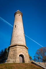 Obraz premium Tall Myles Standish Monument on blue sky background.