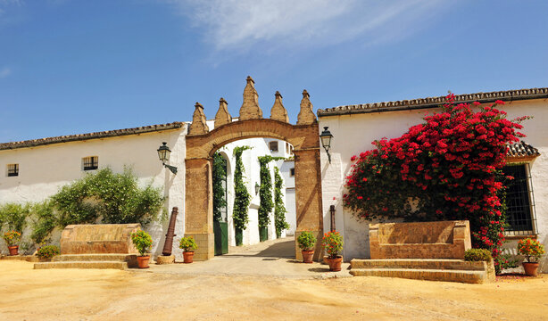 Entrada a la Hacienda de Pata de Hierro en el Aljarafe, VIllanueva del Ariscal, provincia de Sevilla, Espa&ntilde;a. 