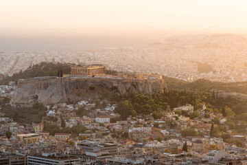 Obraz premium Sunset cityscape of Athens, Greece featuring Acropolis with ancient Greek temple Parthenon on a hill
