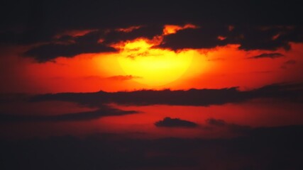 Naklejka premium Sunset with clouds simulating mountains and fog