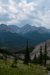 Obraz premium Mountain Views of Cairn Pass Trail Jasper National Park