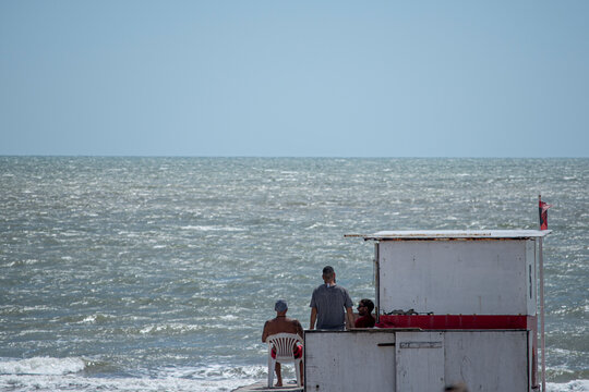 Guardavidas en el mar