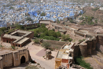 Murallas del Mehrangarh Fort y barrio de casas azules en  Jodhpur en la región india de Rajastán