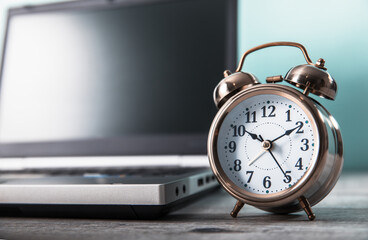 Naklejka premium laptop computer with clock