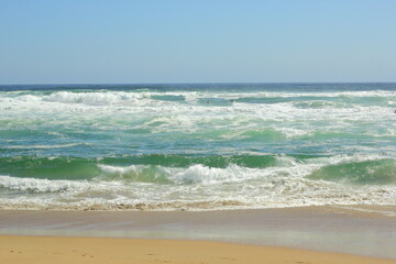 Fototapeta na wymiar orilla de playa y mar, olas rompiendo