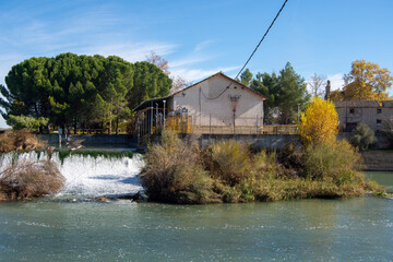 Fototapeta na wymiar Central eléctrica, presa de Buenamesón en Villamanrique de Tajo