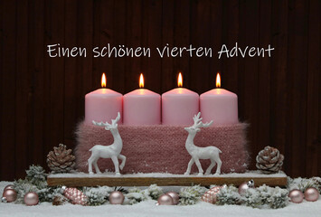 Adventsdekoration: Rosa Adventskerzen mit Weihnachtsschmuck zum vierten Advent.