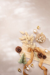 Stimmungsvolles, natürliches Weihnachtsarrangement im Lichtspiel mit Trockenblumen, Kugeln,...