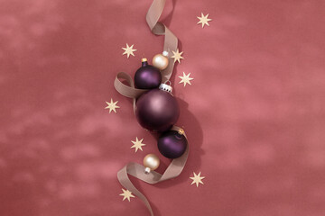 Modernes Arrangement aus Weihnachtskugeln, Sterne und Weihnachtsdekoration mit drapiertem...