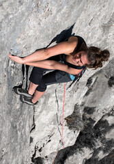 chica escalando una pared de roca