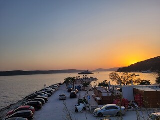 Obraz premium Coucher de soleil sur une plage croate