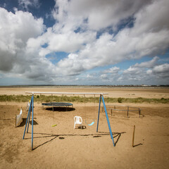 aire de jeux pour enfants sur une plage vide à Saint-Brevin-les-Pins en france en été