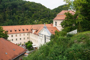 Fototapeta na wymiar Blick in den Klosterhof des Kloster Weltenburg an der Donau