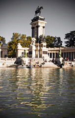 Fototapeta na wymiar Emblematic monument and pond in the city of Madrid, Spain