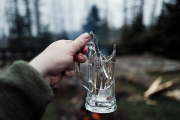 Mann hält kaputtes Bierglas in der Hand