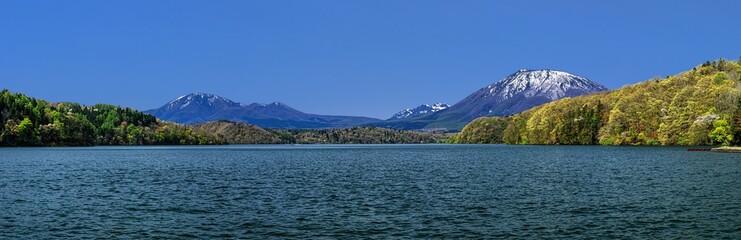 長野県・新緑の野尻湖と黒姫山と飯縄山のパノラマ風景