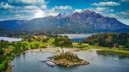 puerto pañuelo bariloche argentina catamaranes con el cerro lopez de fondo y el hotel llao llao...